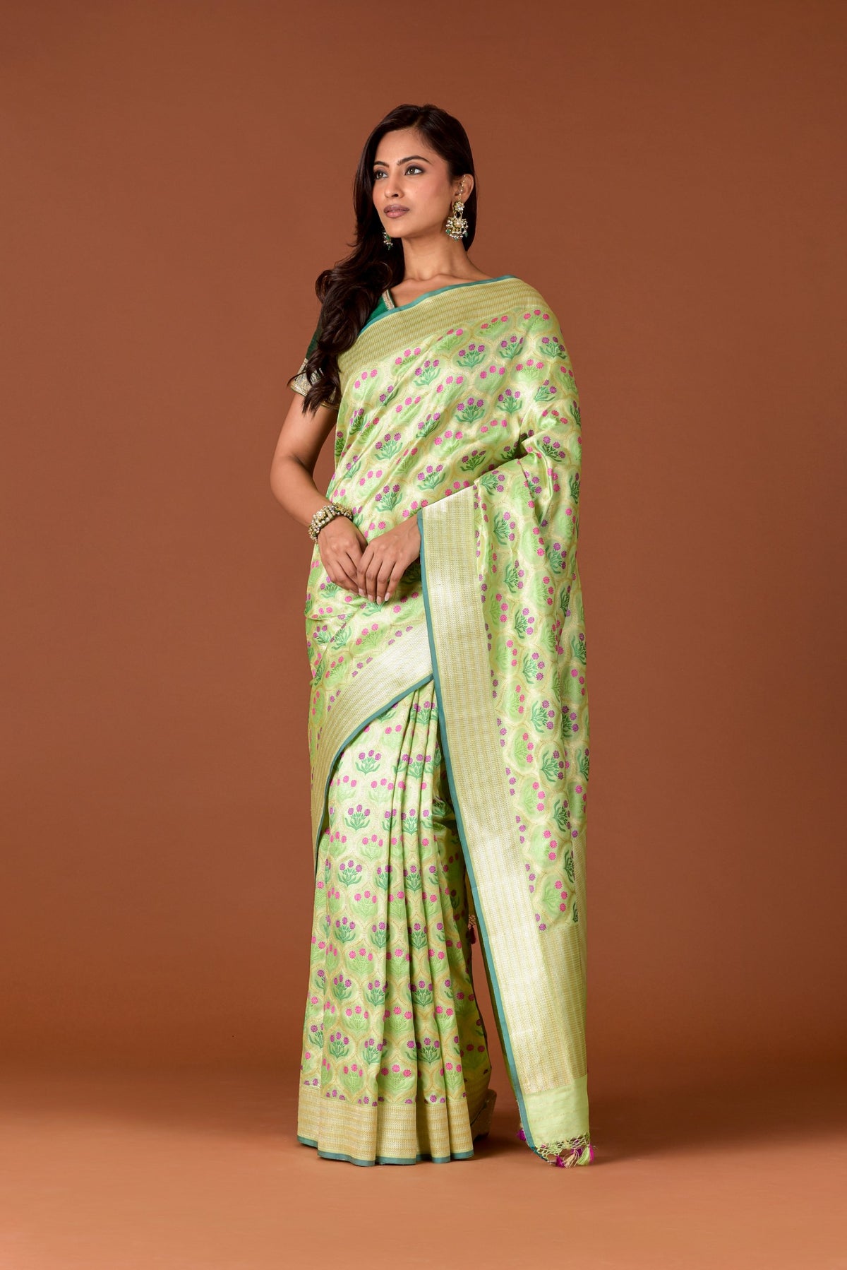 Banaras Katan Silk Saree – Pista Green | All-Over Bunch of Flowers Butti with Pink Berry Accents | Gold Tissue Zari Pallu | Handwoven Banarasi Festive Saree