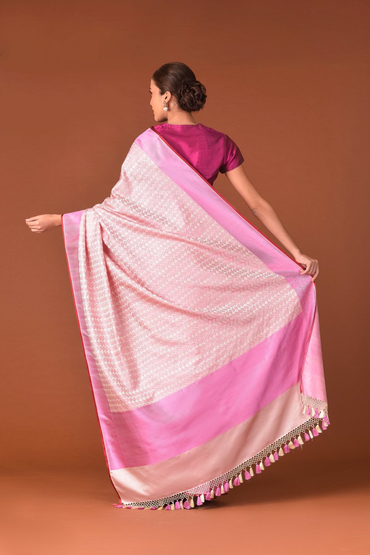 Banaras Satin Silk Saree – Ivory | All-Over Chadi Leaf Jaal in Silver Resham | Candy Pink Satin Border & Pallu | Handwoven Banarasi Festive Saree